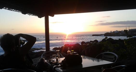 Traumhafter Sonnenuntergang, Bier und Essen in den Restaurants von El Remo genießen