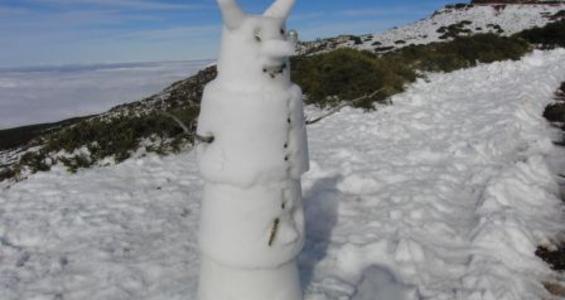Im Sommer Schneemann bauen auf dem Roque de los Muchachos, La Palma