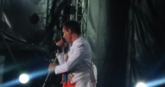 Frontmann der argentinischen Coverband Pablo Padin als Freddie Mercury